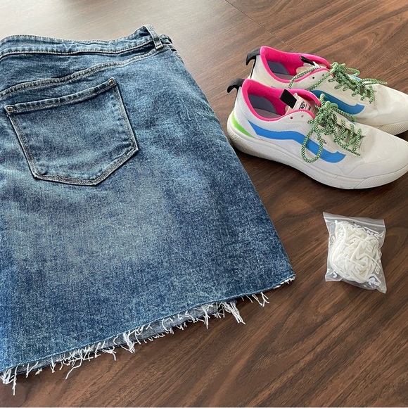 High-Waist Denim Skirt with Fringe - Picture 3 of 10